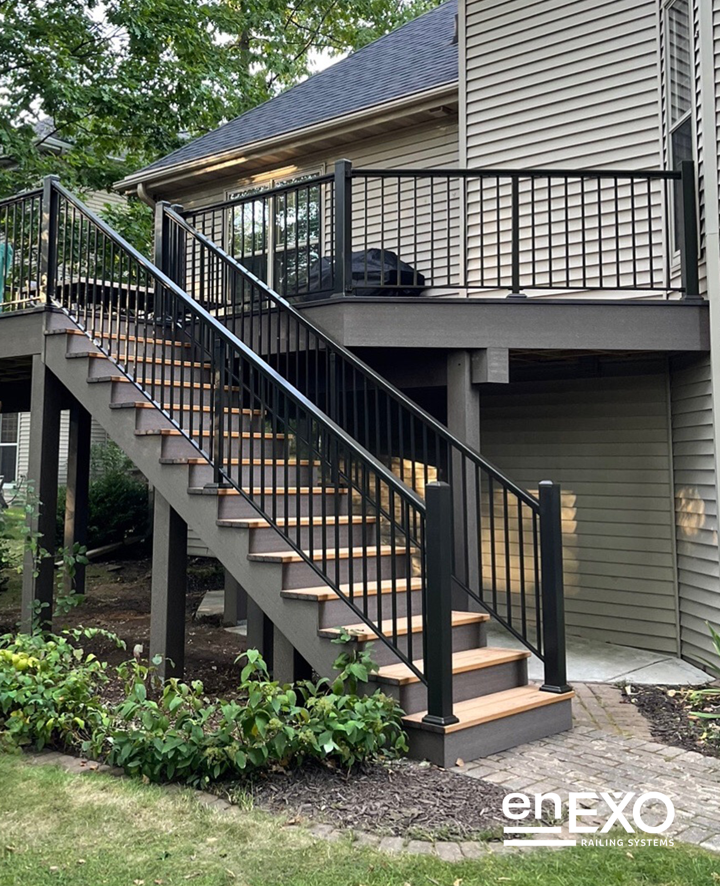 enEXO aluminum railing on stairs